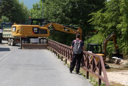 ČIŠČENJE STRUGE CERKNIŠČICE 03 FOTO LJUBO VUKELIČ
